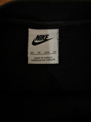 Sudadera Nike negra.