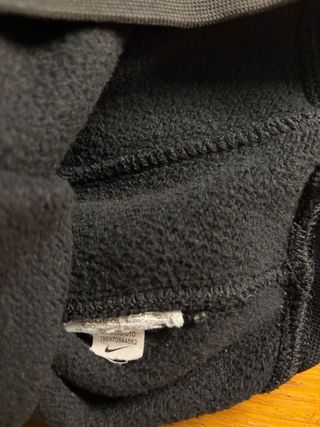Sudadera Nike negra.