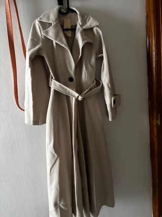 Abrigo largo tipo vestido beige