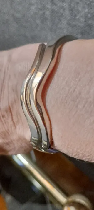 Brazalete ondulado dorado y plateado