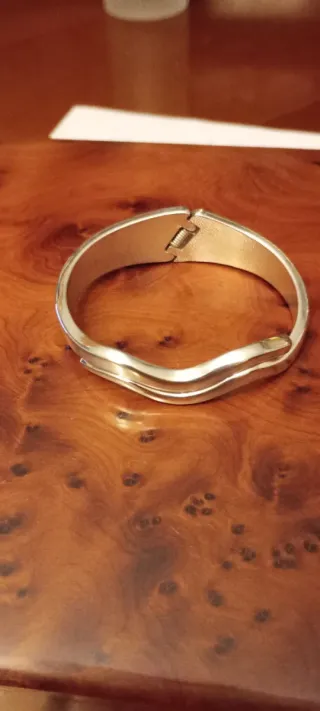 Brazalete ondulado dorado y plateado