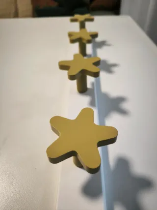 Perchero blanco con 4 estrellas doradas