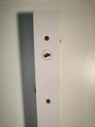 Perchero blanco con 4 estrellas doradas