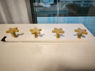 Perchero blanco con 4 estrellas doradas