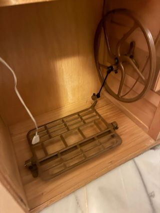 Máquina de coser Singer con mueble construido