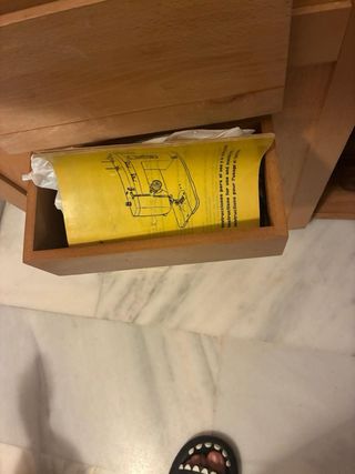 Máquina de coser Singer con mueble construido