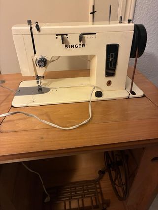 Máquina de coser Singer con mueble construido