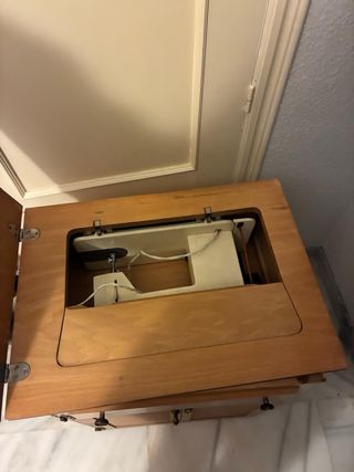 Máquina de coser Singer con mueble construido