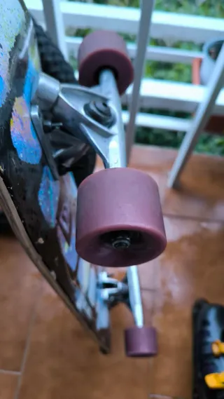 Skate con ejes de longboard