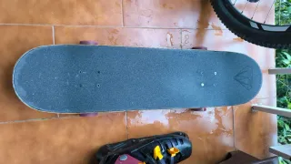 Skate con ejes de longboard