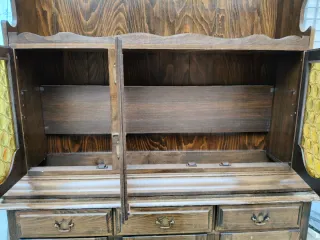 Credenza rustica in legno con ante in vetro