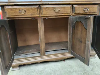 Credenza rustica in legno con ante in vetro