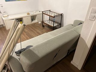 Sofá gris patas madera