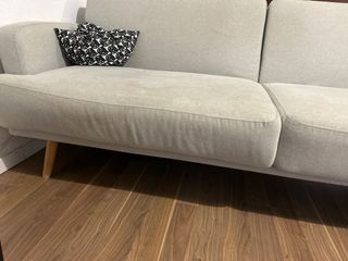 Sofá gris patas madera