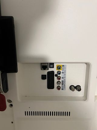 Televisores LG Blanco (39”) y Negro (26”)