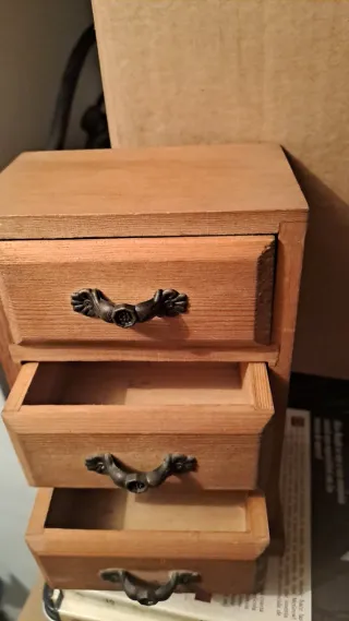 Joyero de madera con 3 cajones
