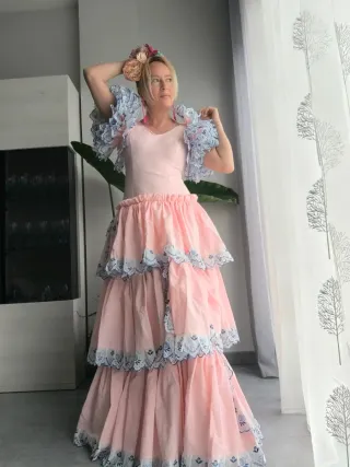 Vestido de flamenca rosa con volantes