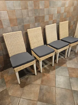 Juego de 4 sillas de mimbre y madera