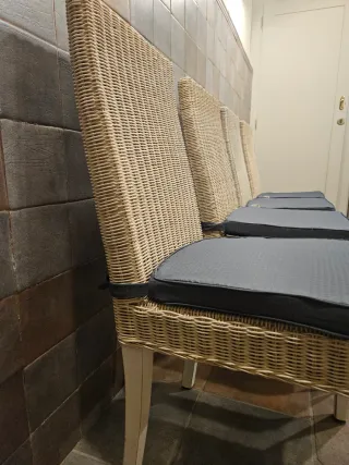 Juego de 4 sillas de mimbre y madera