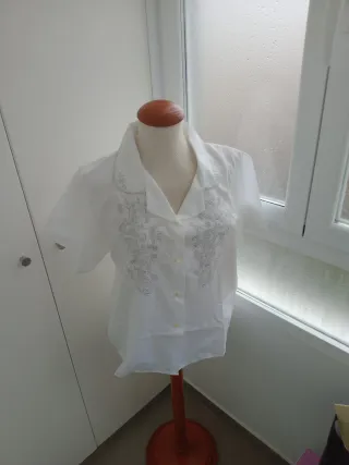 Camisa blanca bordada nueva