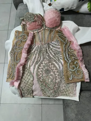 Vestido de fiesta adornado rosa y dorado