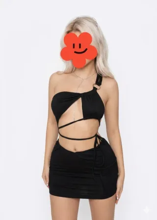 Vestido Negro Asimétrico con Aberturas