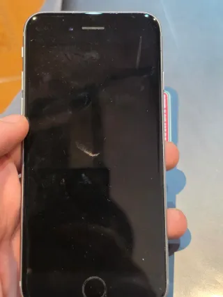 Tablet Wolder Negra y iphone