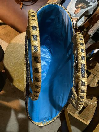 Capazo de rafia con flores y rayas