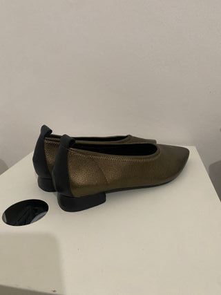 Zapatos cobre punta fina tacón bajo y destacan po