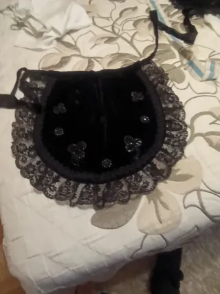 Dengue y mandil de traje de gallega con pedrería