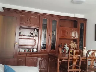 Mueble de comedor de madera y cristal