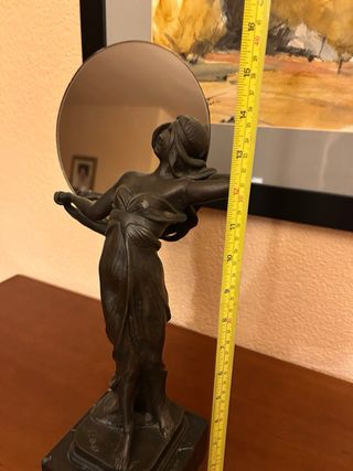 Escultura de bronce mujer con espejo