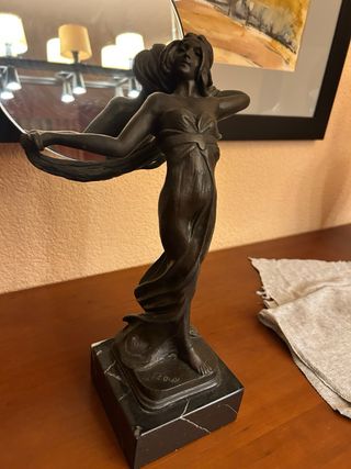 Escultura de bronce mujer con espejo