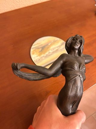 Escultura de bronce mujer con espejo