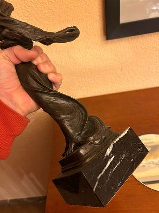 Escultura de bronce mujer con espejo
