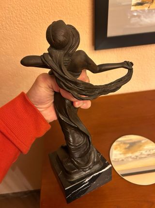 Escultura de bronce mujer con espejo