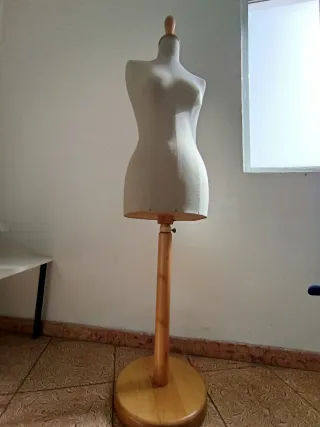 Maniquí de costura beige con base de madera