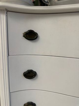 Cómoda blanca de madera