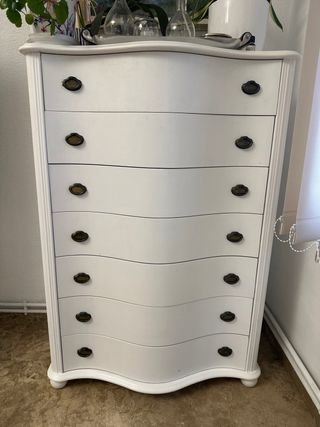 Cómoda blanca de madera