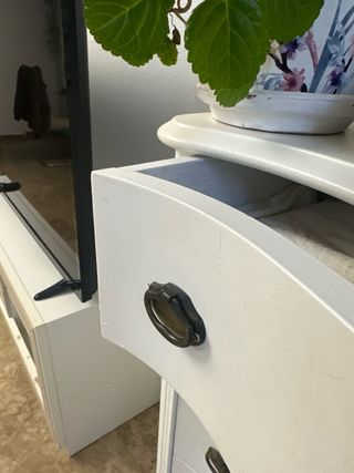 Cómoda blanca de madera