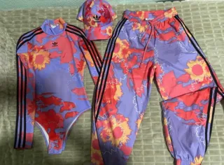 Conjunto Adidas floral: chándal y gorra