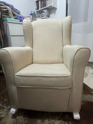 Sillón de lactancia beige con lunares
