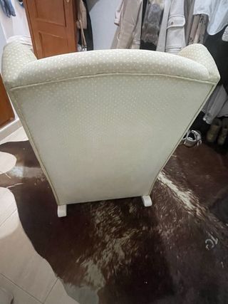 Sillón de lactancia beige con lunares