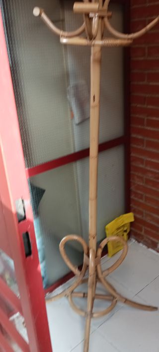 Perchero de pie de bambú