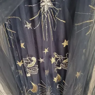Vestido fiesta azul con estrellas doradas.