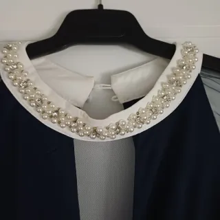 Vestido fiesta azul con estrellas doradas.