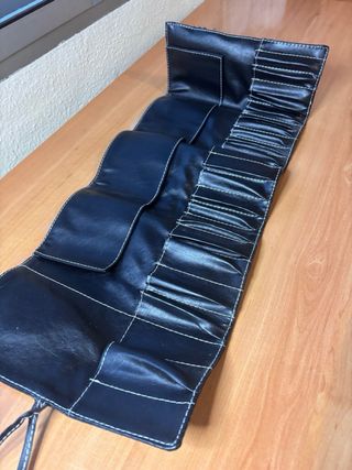 Manta color negro organizador de brochas de MAC