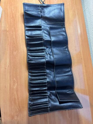 Manta color negro organizador de brochas de MAC