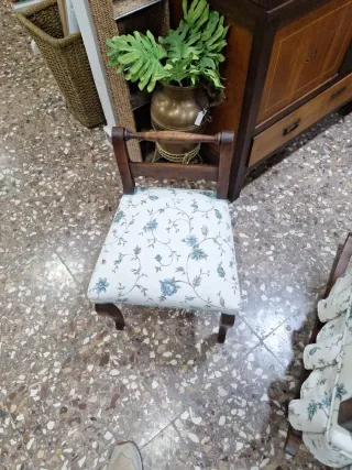 Mecedora costurera floral beige y azul