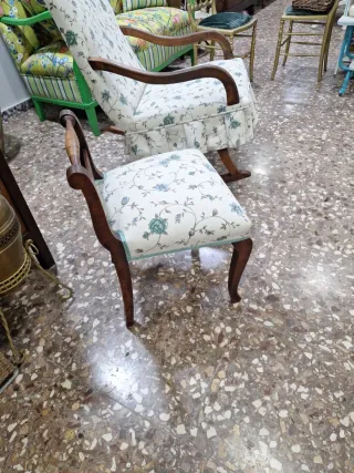 Mecedora costurera floral beige y azul